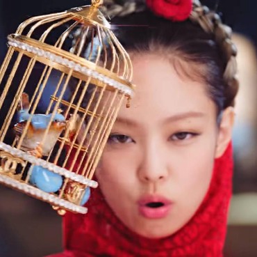 Sangkar Burung Jennie BLACKPINK di Video 'Pink Venom' Ternyata Tas Mewah