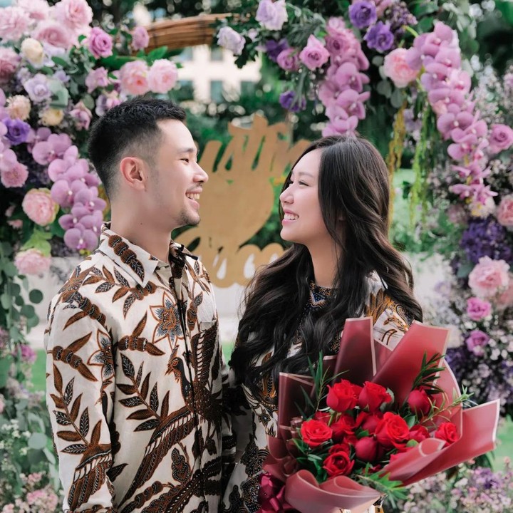 <p>Meski sama-sama tajir melintir, pasangan ini tampil sederhana pada hari lamaran mereka dengan mengenakan <em>oufit</em> batik yang serasi. Sisca Kohl dan Jess No Limit baru<em> 'go public'</em> mengenai hubungan mereka pada pertengahan 2022 lalu. Kita doakan semoga rencana mereka lancar hingga ke hari pernikahan ya, Bunda. (Foto: Instagram @siscakohl)</p>