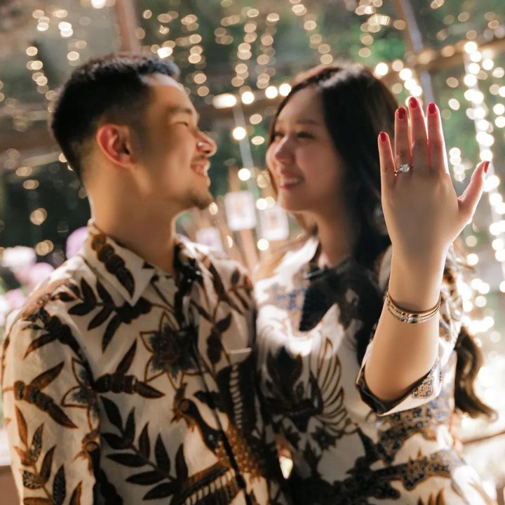 <p>Setelah dilamar, Sisca Kohl tak lupa memamerkan cincin yang kini sudah melingkar di jari manisnya. (Foto: Instagram @siscakohl)</p>