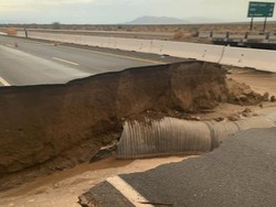 Banjir Bandang Terjang California, Jalan Raya Rusak Parah