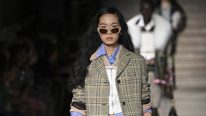 PARIS, FRANCE - MARCH 08: A model walks the runway during the Miu Miu Ready to Wear Fall/Winter 2022-2023 fashion show as part of the Paris Fashion Week on March 8, 2022 in Paris, France. (Photo by Victor VIRGILE/Gamma-Rapho via Getty Images)