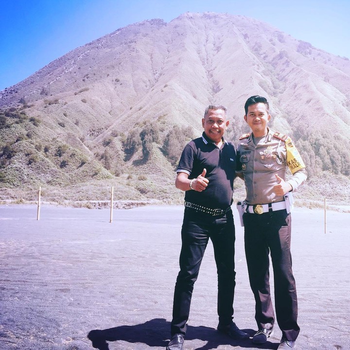 <p>Berbeda dengan sang ayah yang berprofesi sebagai komedian, anak Tukul Arwana diketahui menjabat sebagai Kasat Lantas Magetan dan kini menjabat  sebagai Ajun Komisaris Polisi (AKP) dan Wakil Kepala Kepolisian Sektor Sawahan, Surabaya, Jawa Timur. (Foto: Instagram: @eghaprayudi)</p>