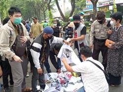 Momen Korban Binomo Injak Foto Indra Kenz Jelang Sidang
