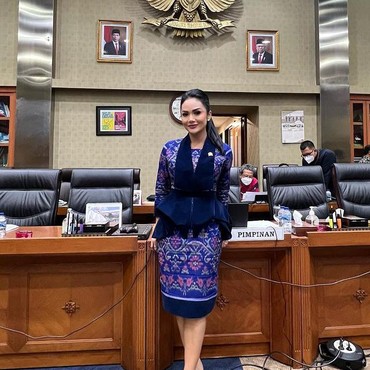 8 Inspirasi OOTD Kece ala Krisdayanti Saat Ngantor di DPR