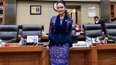8 Inspirasi OOTD Kece ala Krisdayanti Saat Ngantor di DPR