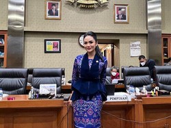 8 Inspirasi OOTD Kece ala Krisdayanti Saat Ngantor di DPR