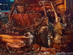 Sedan Porsche Tabrak Truk Hingga Terbakar di Tol Jagorawi, Pengemudi Tewas