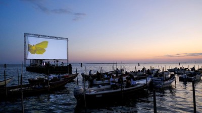 FOTO: Layar Tancap 'Misbar' ala Bioskop Terapung Venesia Italia
