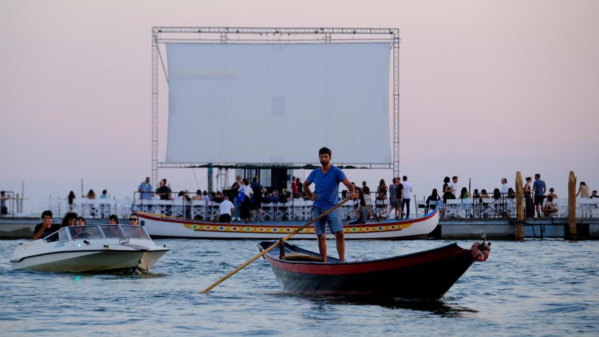 FOTO: Layar Tancap 'Misbar' ala Bioskop Terapung Venesia Italia