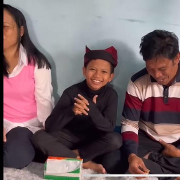 Ayah Ditangkap Kasus Judi Online, 7 Potret Farel Prayoga & Orang Tua yang Beda Agama