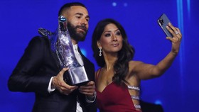 FOTO: Senyum Benzema Jadi Pemain Terbaik UEFA 2022