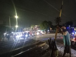 Cerita Saksi Mata Saat Ojol Bawa Penumpang Tertabrak KRL di Rawa Buaya