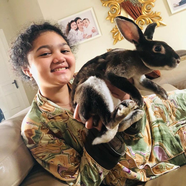 <p>Setelah bekerja sama dengan label musik ternama, Amora telah resmi dianggap sebagai penyanyi profesional lho, Bunda. Keren banget, ya! (Foto: Instagram: @amora_lemos05)</p>