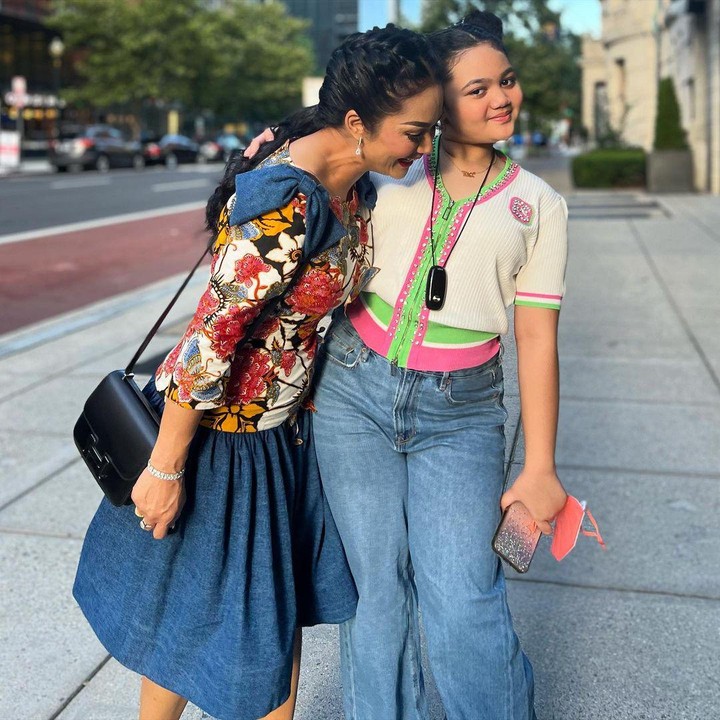 <p>Krisdayanti menganggap Amora telah memasuki usia remaja dan telah pantas dipanggil seorang gadis. <em>"Udah gadizzz aja Mor,"</em> tulisnya. (Foto: Instagram: @amora_lemos05)</p>