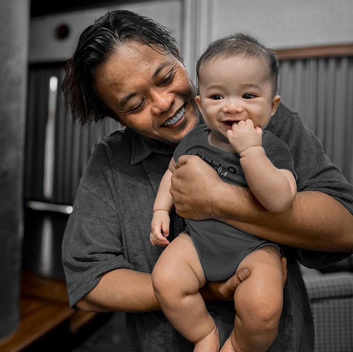 <p>Tak hanya bermain dengan sang Bunda, Adzam juga selalu senang ketika dimomong oleh sang Ayah, nih. Wah, menggemaskan banget ya, Bunda. (Foto: Instagram: @adzam_adriansyah)</p>