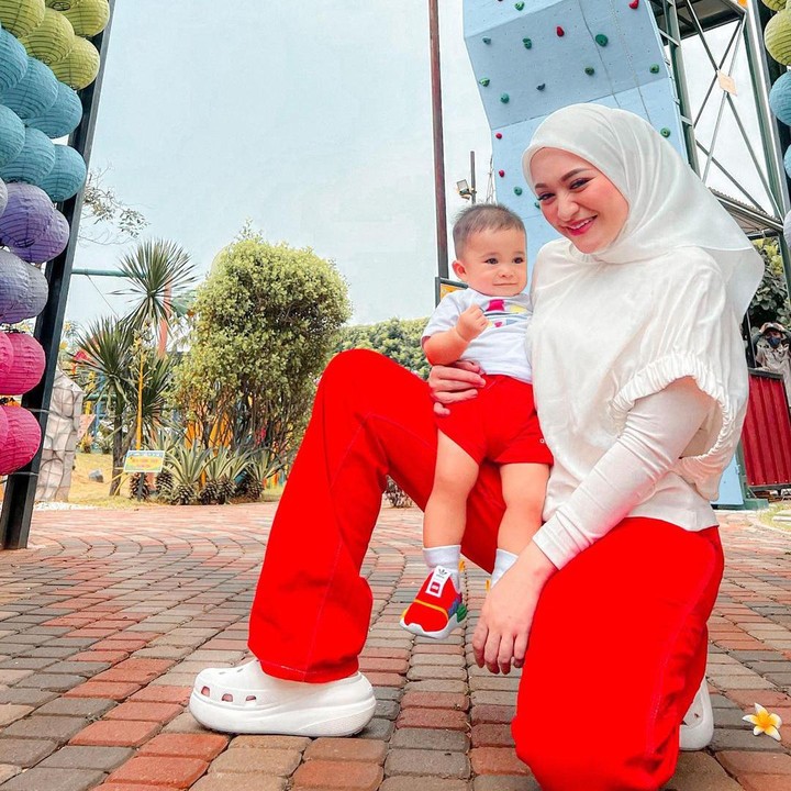 <p>Sementara itu, Nathalie Holscher juga sering memperlihatkan momennya ketika berdua dengan Adzam, termasuk saat merayakan Hari Kemerdekaan RI kemarin.  (Foto: Instagram: @nathalieholscher)</p>