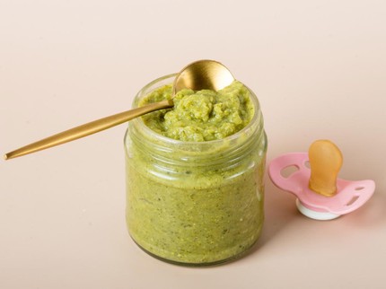 Cara Menghangatkan MPASI dari Kulkas agar Nutrisinya Tetap Terjaga