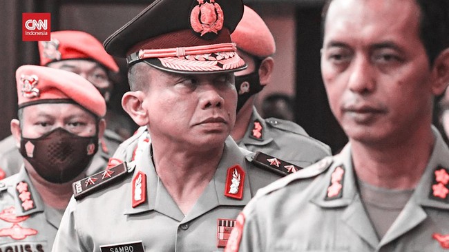 Sebelum memasuki ruang sidang Komisi Kode Etik Polri, Ferdy Sambo berdiri tegap mengenakan seragam dinasnya. Begitu selesai sidang, raut mukanya berubah.