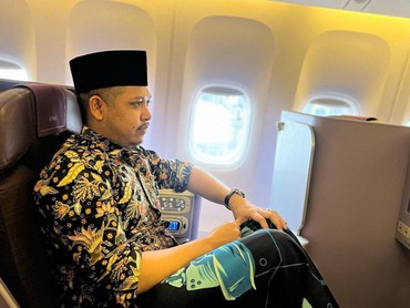 img-title Tretan Muslim Soroti Aksi Pendakwah yang 'Jual' Air Doa ke Jamaah