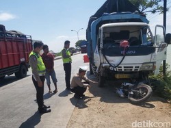 Truk Tabrak Motor di Gresik, Ibu dan Anak Tewas Terseret Dalam Kolong
