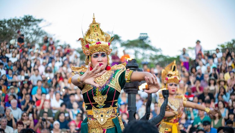 Unik! Mengenal Apa Itu Pola Lantai Tari Kecak yang Berasal dari Bali Unik! Mengenal Apa Itu Pola Lantai Tari Kecak yang Berasal dari Bali