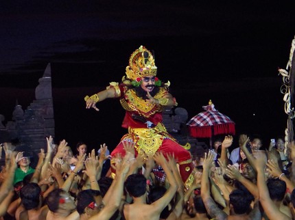 Unik! Mengenal Apa Itu Pola Lantai Tari Kecak yang Berasal dari Bali
