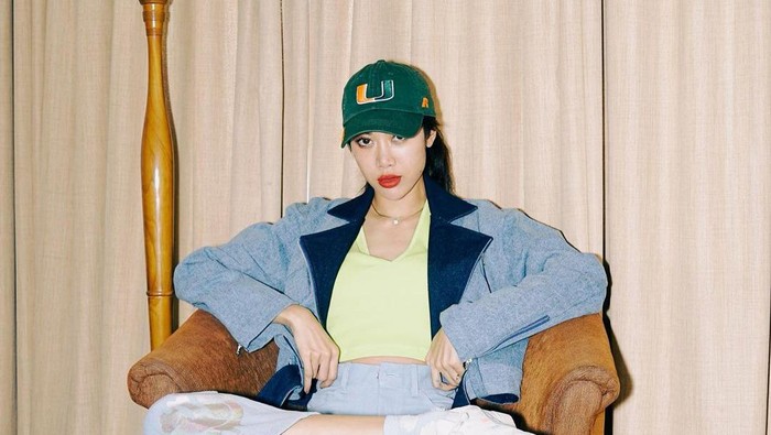 4 Potret OOTD Widi Vierratale yang Tampil Fashionable dengan Topi