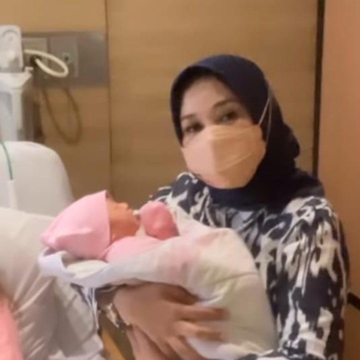 <p>Kelahiran anak pertama Winona memang menjadi kabar bahagia bagi keluarga besarnya, terutama sang ibu yang terus menemani sang putrinya tersebut sebelum hingga setelah melahirkan. (Foto: Instagram@nikitawillyofficial94)</p>