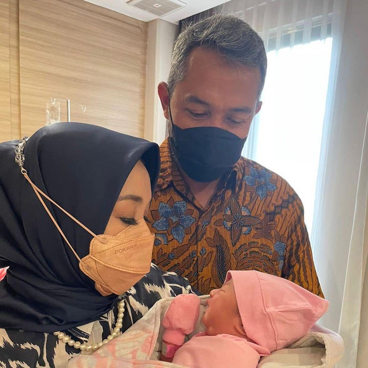 <p>Tampak sang ibu, Yora Febrina terlihat sangat bahagia setelah mendapatkan cucu keduanya, ya, Bunda. (Foto: Instagram@yorafebrina)</p>