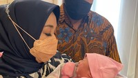 <p>Tampak sang ibu, Yora Febrina terlihat sangat bahagia setelah mendapatkan cucu keduanya, ya, Bunda. (Foto: Instagram@yorafebrina)</p>