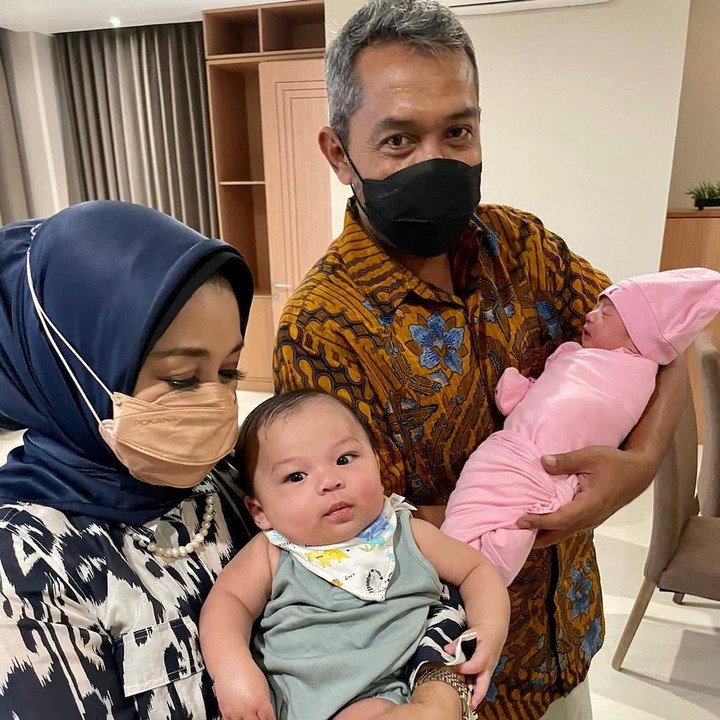 <p>Melalui Instagram pribadinya, Yora membagikan potret bersama dengan cucu-cucunya, Baby Izz dan Baby Mikaila. (Foto: Instagram@yorafebrina)</p>