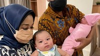 <p>Melalui Instagram pribadinya, Yora membagikan potret bersama dengan cucu-cucunya, Baby Izz dan Baby Mikaila. (Foto: Instagram@yorafebrina)</p>