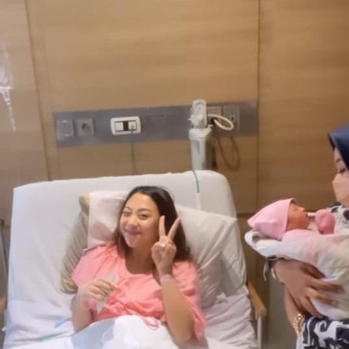 <p>Winona masih tetap terlihat cantik, meskipun baru saja melahirkan anak pertamanya, ya, Bunda. (Foto: Instagram@nikitawillyofficial94)</p>