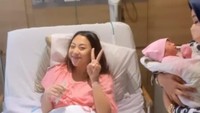 <p>Winona masih tetap terlihat cantik, meskipun baru saja melahirkan anak pertamanya, ya, Bunda. (Foto: Instagram@nikitawillyofficial94)</p>