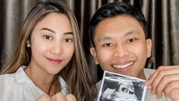 <p>Sebelumnya diketahui, beberapa waktu lalu Winona membagikan kabar seputar kehamilannya tersebut setelah dua bulan mengandung Si Kecil, lho, Bunda. Hanya beda beberapa bulan dengan kelahiran Baby Izz, ya, Bunda. (Foto: Instagram@nonawilly16)</p>