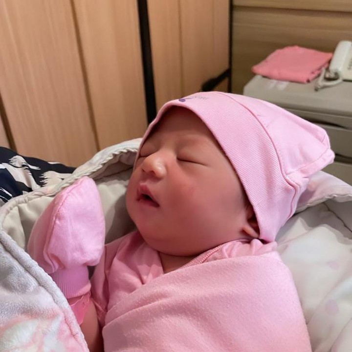 <p>Bayi menggemaskan tersebut diberi nama Lalita Shanumikaila Baghaskara. Lalita merupakan bahasa Sansekerta yang berarti sosok yang jujur dan menarik hati. Sedangkan, Shanumikaila merupakan gabungan dari dua nama yakni Shanum dan Mikaila, yang jika diartikan maknanya keberkahan dan kasih sayang Allah SWT. Sementara itu, nama Baghaskara diambil nama sang ayah, Bunda. (Foto: Instagram@nikitawillyofficial94)</p>