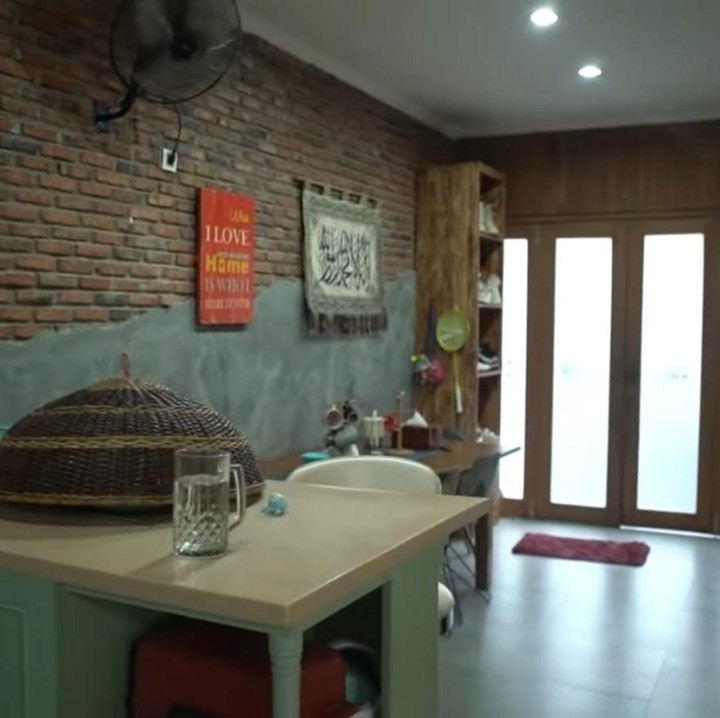 <p>Sesuai dengan konsep yang mereka inginkan, rumah modern dengan sentuhan tradisional. Pasangan ini juga memilih interior dengan desain modern dan banyak memberikan sentuhan tradisionalnya mulai dari lantai, tembok bata, hingga sentuhan kayu. (Foto: YouTube The Sungkars)</p>