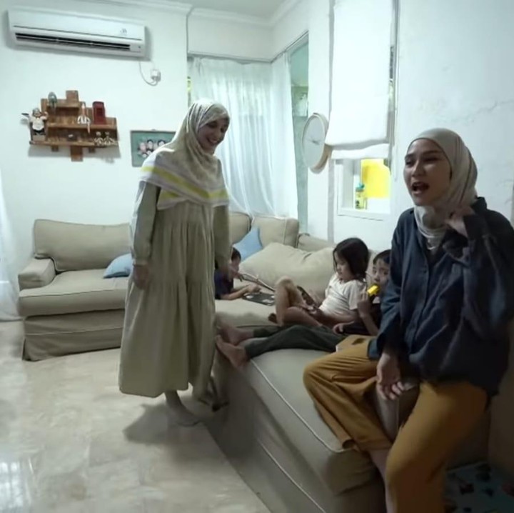 <p>Ruang keluarga yang sederhana milik keluarga yang satu ini juga masih tetap terlihat nyaman untuk tempat berkumpul bersama keluarga. (Foto: YouTube The Sungkars)</p>