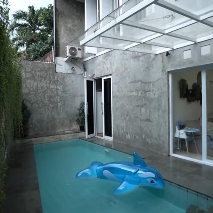 <p>Tak hanya itu, Zaskia juga memiliki kolam renang yang tidak terlalu dalam untuk menjaga keamanan anak-anaknya yang masih kecil. (Foto: YouTube The Sungkars)</p>