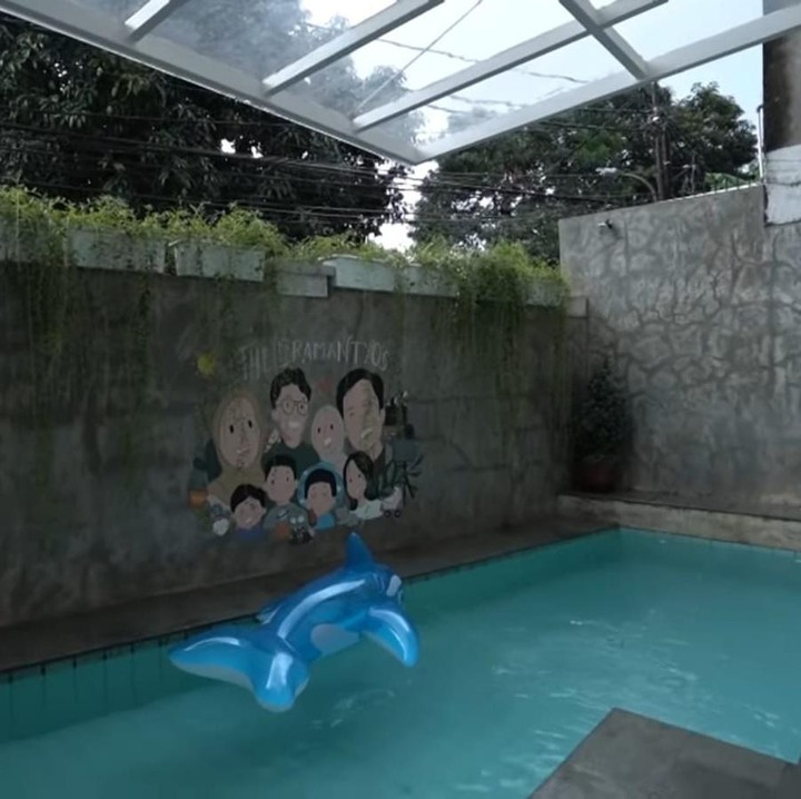 <p>Tembok yang berada tepat di pinggir kolam renangnya juga cukup unik. Pasalnya mereka menghiasi tembok tersebut dengan lukisan wajah keluarganya, lho, Bunda. Kreatif sekali, ya, Bunda. (Foto: YouTube The Sungkars)</p>