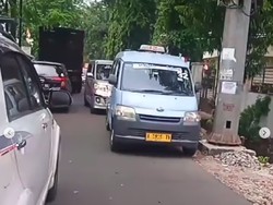 Viral Angkot di Pinggir Jalan Jaktim Bikin Macet, Sopir Malah Santuy Makan