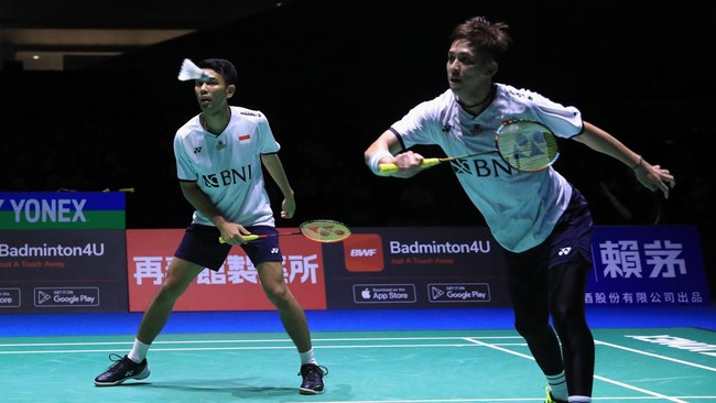 Fajar Alfian/Muhammad Rian Ardianto menumbangkan Ong Yew Sin/Teo Ee Yi pada laga semifinal Denmark Open 2022 di Jyske Bank Arena, Sabtu (22/10).