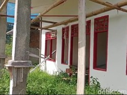Sekolah Disegel Tukang, Siswa SD di Mamuju Pakai Kelas Darurat