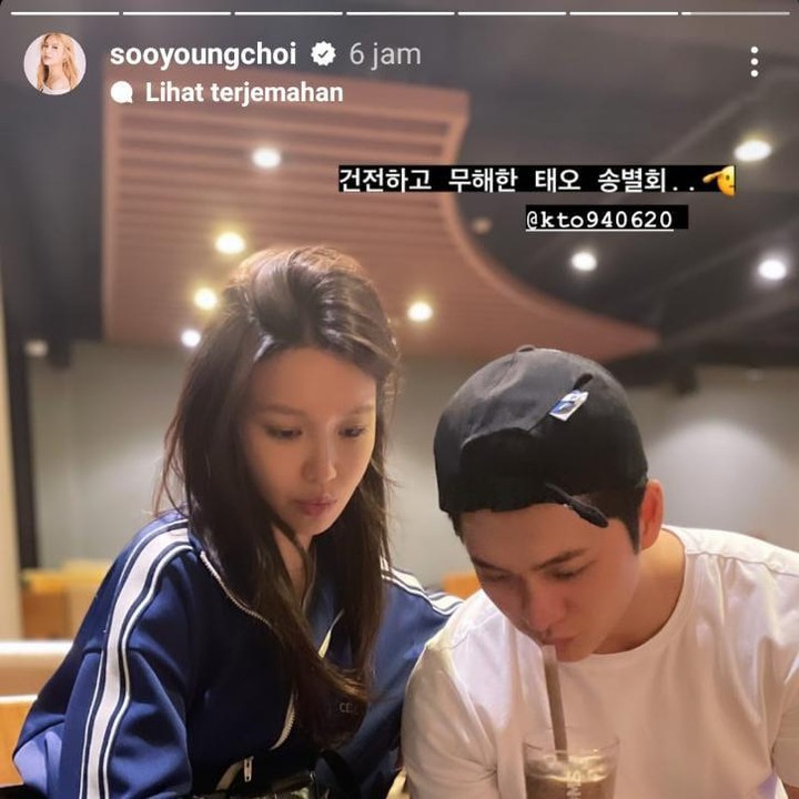 <p>Tak hanya itu, kedekatan Kang Tae Oh dengan para pemain juga terlihat sangat akrab sekali, ya, Bunda. Seperti potret yang satu ini saat Kang Tae Oh dan Sooyoung sedang berada di sebuah kafe. (Foto: Instagram@sooyoungchoi)</p>