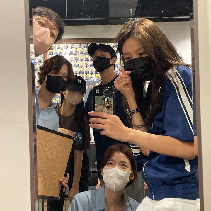 <p>Sebelum menjalani wamil, aktor tampan yang satu ini bertemu dengan para pemain Run On terlebih dahulu. Mulai dari Im Siwan, Sooyoung Girls Generation, Shin Se Kyung, hingga sutradanya. (Foto: Instagram@kto940620)</p>