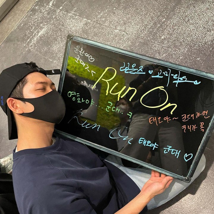 <p>Reuni para pemain Run On ini tentunya menarik perhatian publik, lho, Bunda. Pasalnya banyak yang mengira bahwa drama Korea yang satu ini akan ada season yang kedua. Wah, pastinya banyak yang mengharapkan season yang kedua, nih, Bunda. (Foto: Instagram@kto940620)</p>