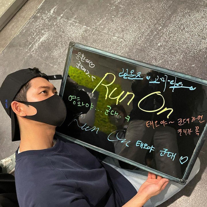 <p>Dalam potretnya yang ia bagikan di media sosial pribadinya, Kang Tae Oh memeluk papan dengan begitu banyak tulisan penyemangat menjalani wamil dari para pemain Run On, lho, Bunda. (Foto: Instagram@kto940620)</p>