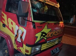 Viral Aksi Ngawur Pemotor Tak Dikenal Lempar Batu ke Kaca Truk di Jombang