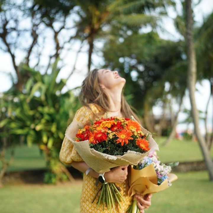 <p>Dalam unggahan di Instagram, pemain film Suzzana: Buried Alive ini mengaku bahagia karena merayakan ulang tahun bersama orang-orang tercintanya. "<em>A celebration of life, with people i love</em>," tulisnya. (Foto: Instagram @lunamaya)</p>