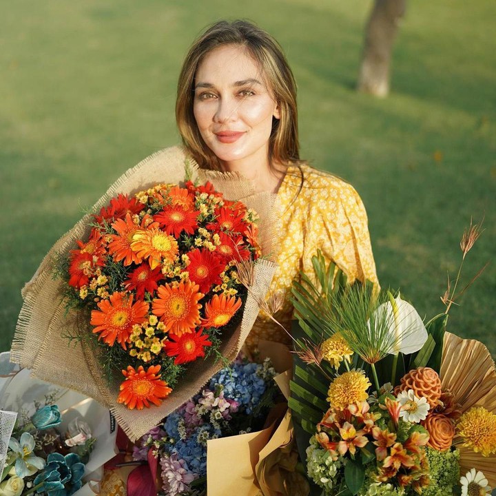<p>Luna tampak memegang beberapa bucket bunga yang diberikan teman-temannya. Wajah semringahnya terpancar jelas, Bunda. (Foto: Instagram @lunamaya)</p>
